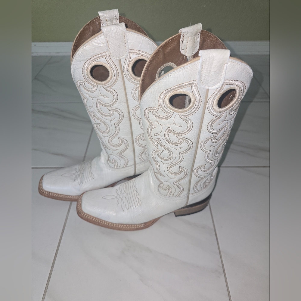 Stylish White Embroidered Western Boots - Picture 3 of 3